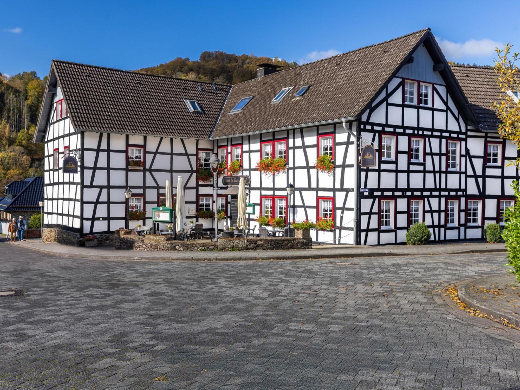 Garni Hotel Im Fachwerkhof Зиммерат Экстерьер фото
